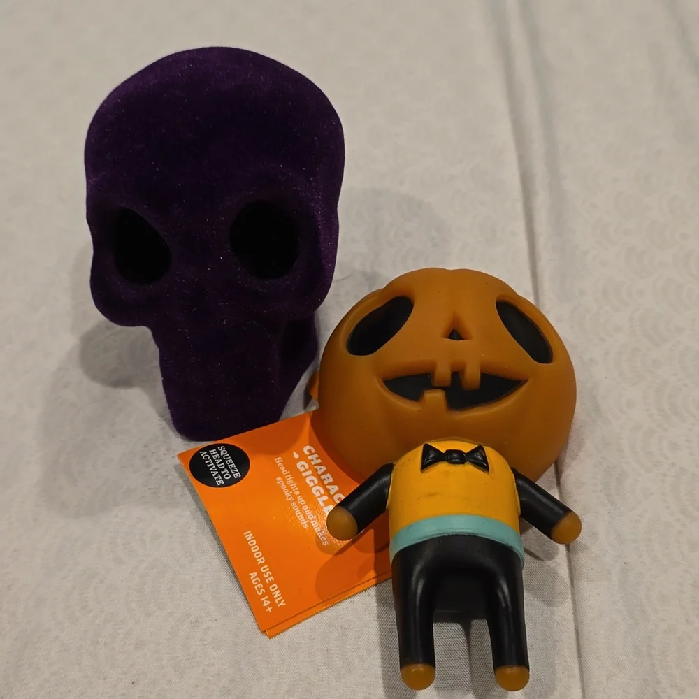 ❤️10/$13 New Halloween purple mini skull and pumpkin character giggler